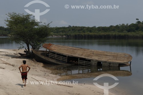 Ribeirinhos da Comunidade do Jara brincando em rio - Parintins - Amazonas (AM) - Brasil