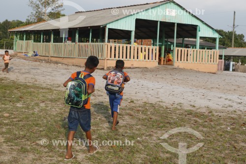 Crianças da Comunidade Perpétuo Socorro indo para escola rural - Parintins - Amazonas (AM) - Brasil