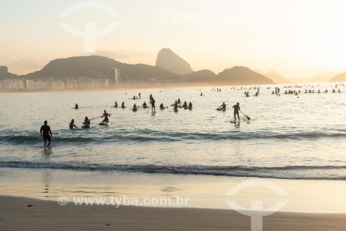 Praticantes de Stand up paddle no posto 6 da Praia de Copacabana com o Pão de Açúcar ao fundo - Rio de Janeiro - Rio de Janeiro (RJ) - Brasil