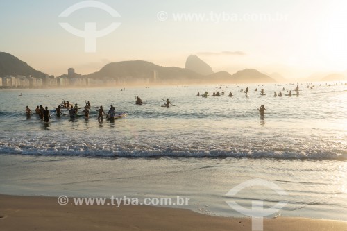 Praticantes de Stand up paddle no posto 6 da Praia de Copacabana com o Pão de Açúcar ao fundo - Rio de Janeiro - Rio de Janeiro (RJ) - Brasil