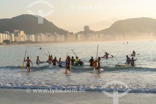 Praticantes de Stand up paddle no posto 6 da Praia de Copacabana com o Pão de Açúcar ao fundo - Rio de Janeiro - Rio de Janeiro (RJ) - Brasil