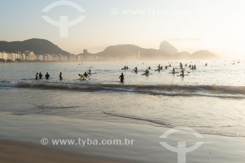 Praticantes de Stand up paddle no posto 6 da Praia de Copacabana com o Pão de Açúcar ao fundo - Rio de Janeiro - Rio de Janeiro (RJ) - Brasil