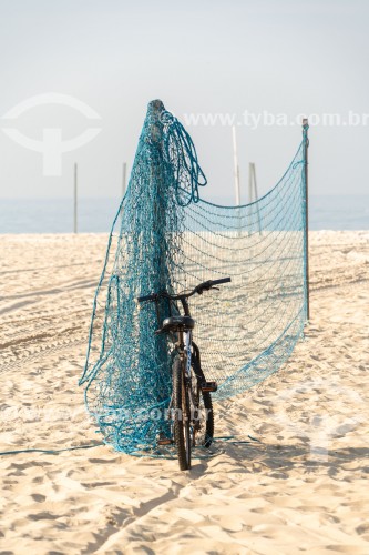 Detalhe de bicicleta estacionada na Praia de Copacabana - Rio de Janeiro - Rio de Janeiro (RJ) - Brasil