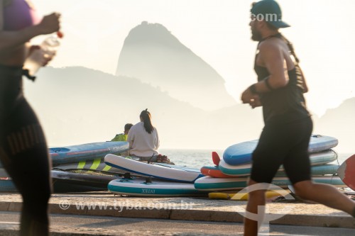 Pessoa praticando corrida na Avenida Atlântica com o Pão de Açúcar ao fundo - Rio de Janeiro - Rio de Janeiro (RJ) - Brasil