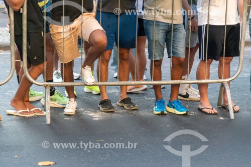 Público atrás de grade assistindo competição de Ironman - Rio de Janeiro - Rio de Janeiro (RJ) - Brasil