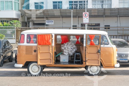 Kombi transportando algodão doce na Avenida Atlântica  - Rio de Janeiro - Rio de Janeiro (RJ) - Brasil