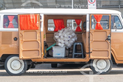 Kombi transportando algodão doce na Avenida Atlântica  - Rio de Janeiro - Rio de Janeiro (RJ) - Brasil