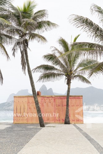 Tapume protegendo canteiro de obras na orla da Praia do Arpoador - Rio de Janeiro - Rio de Janeiro (RJ) - Brasil