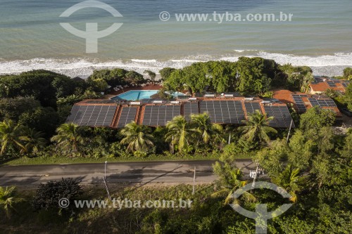 Foto feita com drone de placas de energia solar em hotel da Praia do Madeiro - Tibau do Sul - Rio Grande do Norte (RN) - Brasil