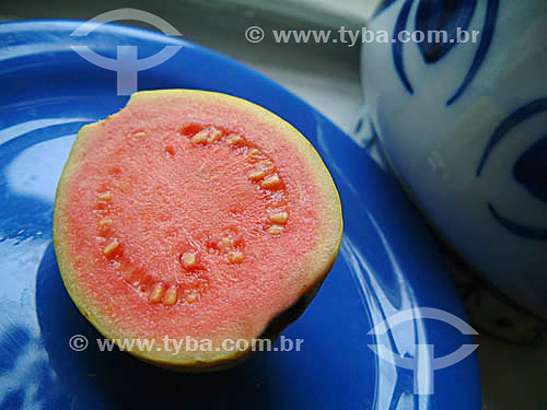  Fruit - Guava cutted in half 