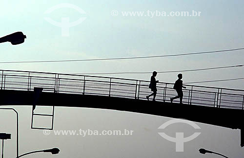  Two people at a footbrigde - Brazil Avenue - Rio de Janeiro city - Rio de Janeiro state - Brazil 