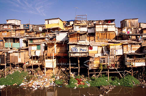  Detail of garbage lining the banks of a channel beside the Zaki Narchi slum - Santana neighborhood - Sao Paulo city - Sao Paulo state - Brazil 