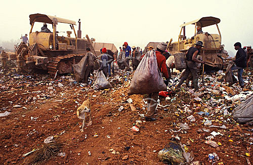  Garbage - Worker and machenes at Diadema city dump - Diadema city - Sao Paulo state - Brazil 