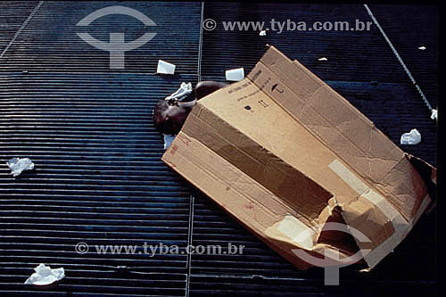  Street boy sleeping with a carton blunket - Rio de Janeiro city - Rio de Janeiro state - Brazil 