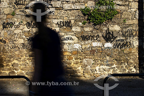  Man walking in front of wall with spray paint markers - Gloria neighbourhood - Rio de Janeiro city - Rio de Janeiro state - Brazil 