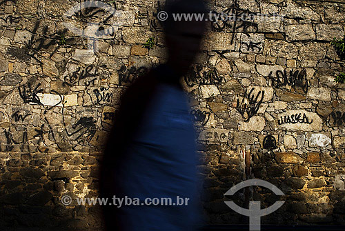  Man walking in front of wall with spray paint markers - Gloria neighbourhood - Rio de Janeiro city - Rio de Janeiro state - Brazil 