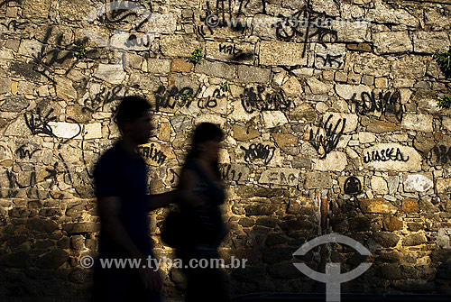 Couple walking in front of wall with spray paint markers - Gloria neighbourhood - Rio de Janeiro city - Rio de Janeiro state - Brazil 