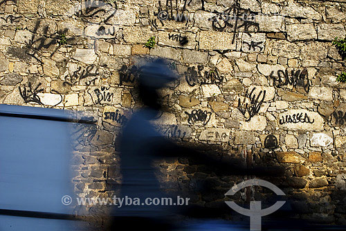  Motorcyclist passing in front of wall with spray paint markers - Gloria neighbourhood - Rio de Janeiro city - Rio de Janeiro state - Brazil 