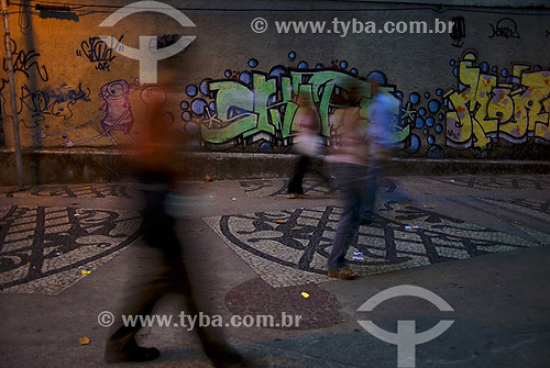 People walking in front of graphitated wall - Flamengo neighbourhood - Rio de Janeiro city - Rio de Janeiro state - Brazil 