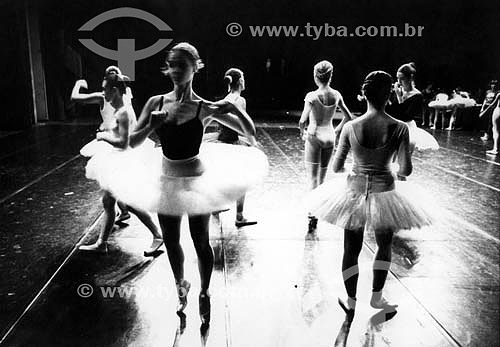  Municipal Theater Dance Companie  -  Ballet - 80´s - Rio de Janeiro - RJ - Brasil   *Inspired in the Paris Opera Theater -   Inaugurated at 1909 - National Hystorical Patrimony since 21-05-1952. 