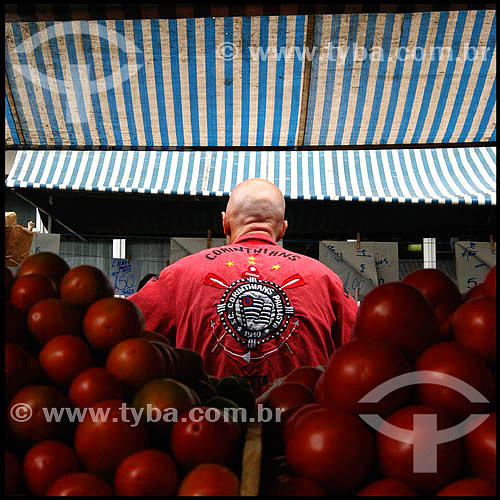  Fan of Corinthians Footbal Club at a free market, in front of the hut of tomatoes - Sao Paulo city - Sao Paulo state - Brazil - 01-25-2004.   
