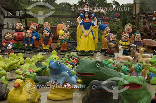  statuette business - snow white and the seven dwarfs with toad and other animals  - Itaboraí city - Rio de Janeiro state - Brazil - january, 2007  