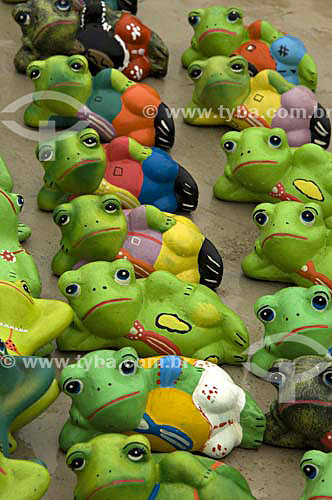  statuette business - toads  - Itaboraí city - Rio de Janeiro state - Brazil - january, 2007  