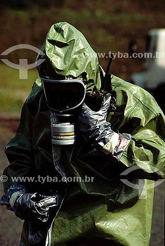  Safety clothing,  gas mask  (air pollution) 