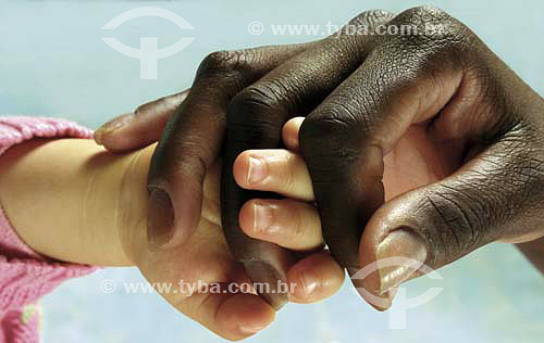  Black and white hands (Child and woman) - Visual pattern 