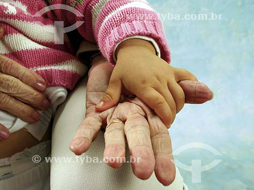  Aged woman and child hands - Visual pattern 