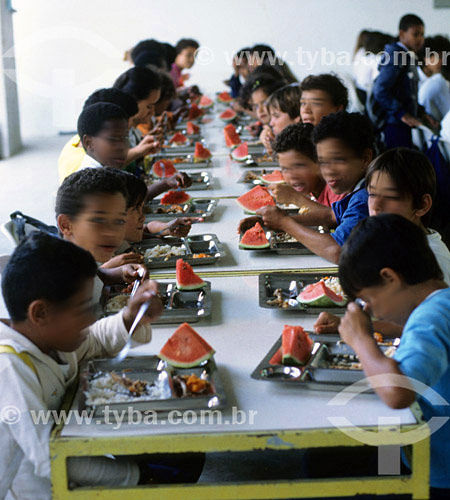  Children eating at school 