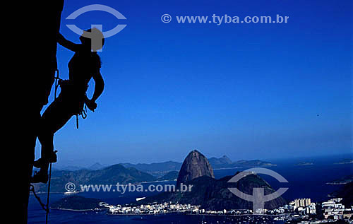  Climbing at Dona Marta viewpoint with the Sugar Loaf Mountain* in the background - Rio de Janeiro city - Rio de Janeiro state - Brazil  * Commonly called Sugar Loaf Mountain, the entire rock formation also includes Urca Mountain and Sugar Loaf itsel 