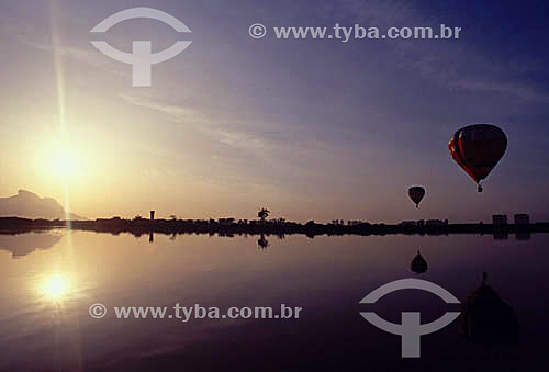  Ballooning - Colorful balloons in the sky over the Lagoa de Marapendi Lagoon, with the Pedra da Gavea (Rock of Gavea) in the background - Barra da Tijuca neighbourhood - Rio de Janeiro city - Rio de Janeiro state - Brazil 