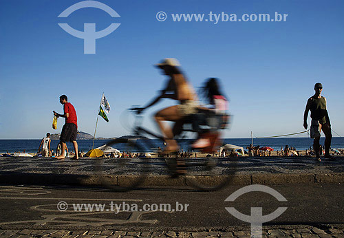  Cyclist at bicycle pathway - Mother and daughter - Leisure at Ipanema neighbourhood beach - Rio de Janeiro city - Rio de Janeiro state - Brazil 