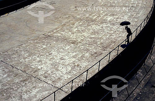  Subject: Fan with an umbrella at bleacher of Journalist Mario Filho Stadium - also known as Maracana / Place: Maracana neighborhood - Rio de Janeiro city - Rio de Janeiro state (RJ) - Brazil / Date: Década de 90 