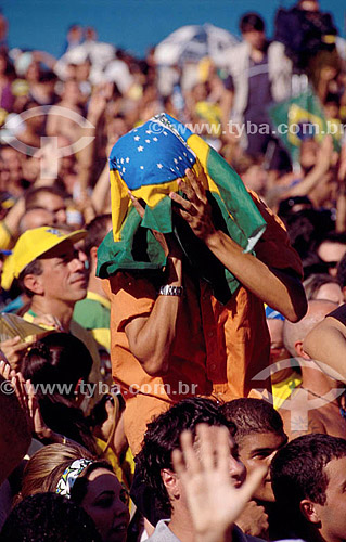  Soccer fan covering his head with the national flag at Copacabana neighborhood during the end game (Brazil x Germany) of the World Cup 2002 - Rio de Janeiro city - Rio de Janeiro state - Brazil - 30.06.2002 