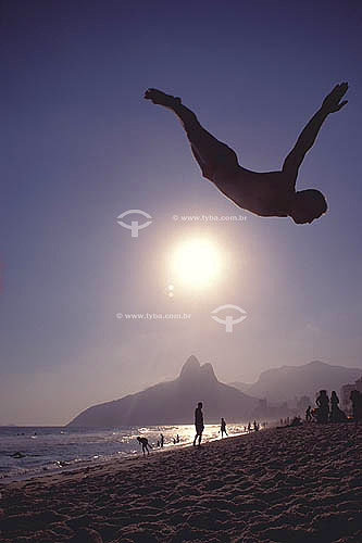  Sports - Fitness - Silhouette of a man jumping - acrobatic - Ipanema Beach with the Morro Dois Irmaos (Two Brothers Hill) - Rio de Janeiro city - Rio de Janeiro state - Brazil 