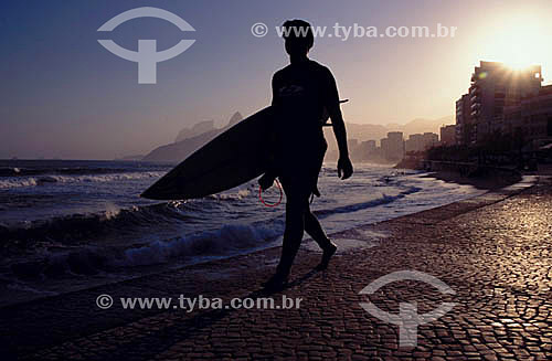  Surfer with his board walking along Ipanema Beach - Rio de Janeiro city - Rio de Janeiro state - Brazil 