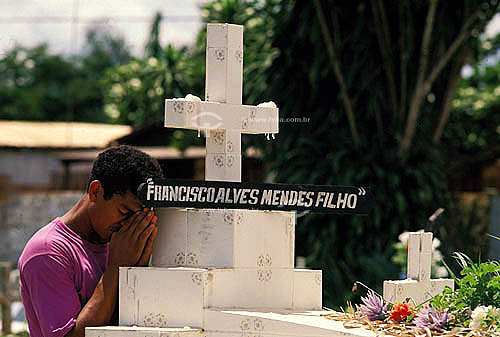  Man praying in Chico Mendes`s grave - Xapuri city - Acre state - Brazil 