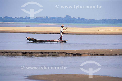  Fisherman in canoe in the edge of the Japura River - Mamiraua Reserve of Sustainable Development - Amazonas State - Brazil 