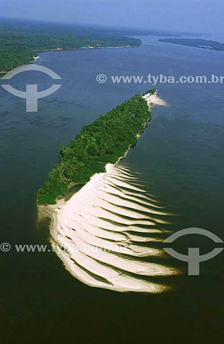  Aerial view of a small island with a beach of bright white sand in the Rio Negro (Black River), located in the Estaçao Ecologica Anavilhanas (Anavilhanas Ecological Station) on the Anavilhanas Archipelago - Amazonia Region - Amazonas state - Brazil 