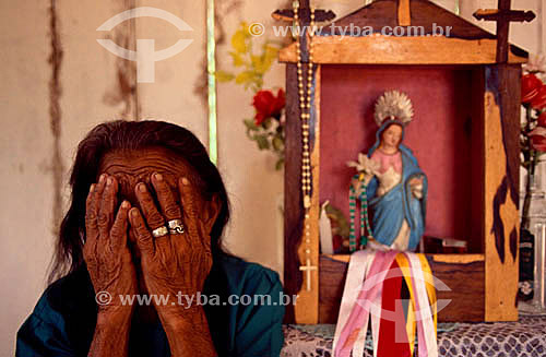  Elderly woman praying, Erundina - Cauburis - Rio Negro (Black River) - Amazonas state - Brazil 