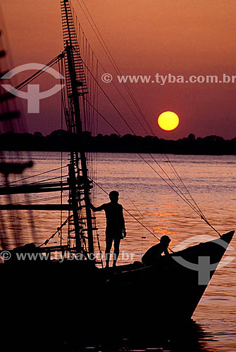  Silhouette of men on boat at sunset - Amazonas state - Amazon Region - Brazil 