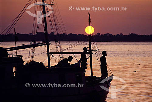  Silhouette of men on boat at sunset - Amazonas state - Amazon Region - Brazil 