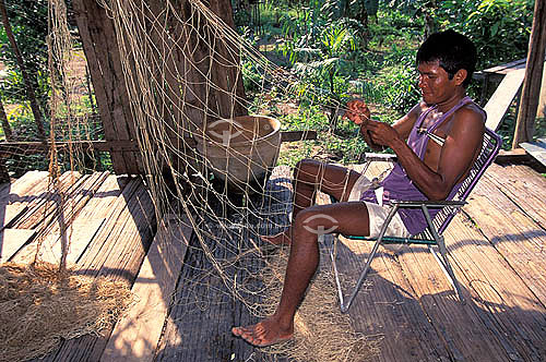  Man patching a hammock - Jaraua community - Mamiraua Reserve of Sustainable Development - Amazonas State - Brazil 