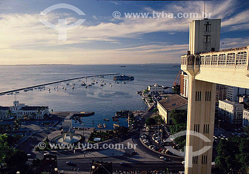  A view of Salvador historical city: Elevador Lacerda (Lacerda Elevator) to the right with the sculpture 