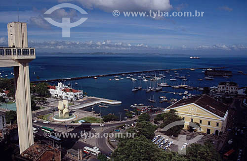 A view of Salvador historical city: Elevador Lacerda (Lacerda Elevator) to the left with the sculpture 