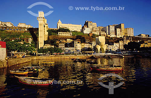  View of the historical center of  Salvador with boats in the foreground, the Elevador Lacerda (Lacerda Elevator) in the background and the sculpture by Mario Cravo Júnior, 