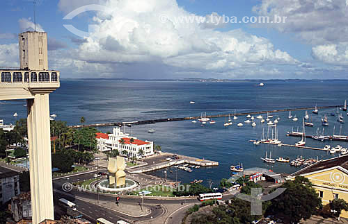  A view of Salvador historical city: Elevador Lacerda (Lacerda Elevator) to the left with the sculpture 