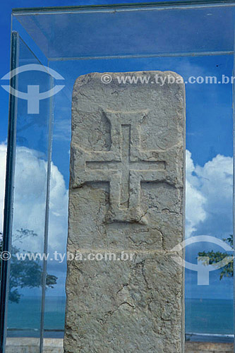  Marco Padrão (1503), Portuguese Crown Ownership Mark,  with the Malta Cross sculpted in stone - *Historical Center of Porto Seguro* - south coast of Bahia state - Brazil  * The Costa do Descobrimento (Discovery Coast site, Atlantic Forest Reserve) i 